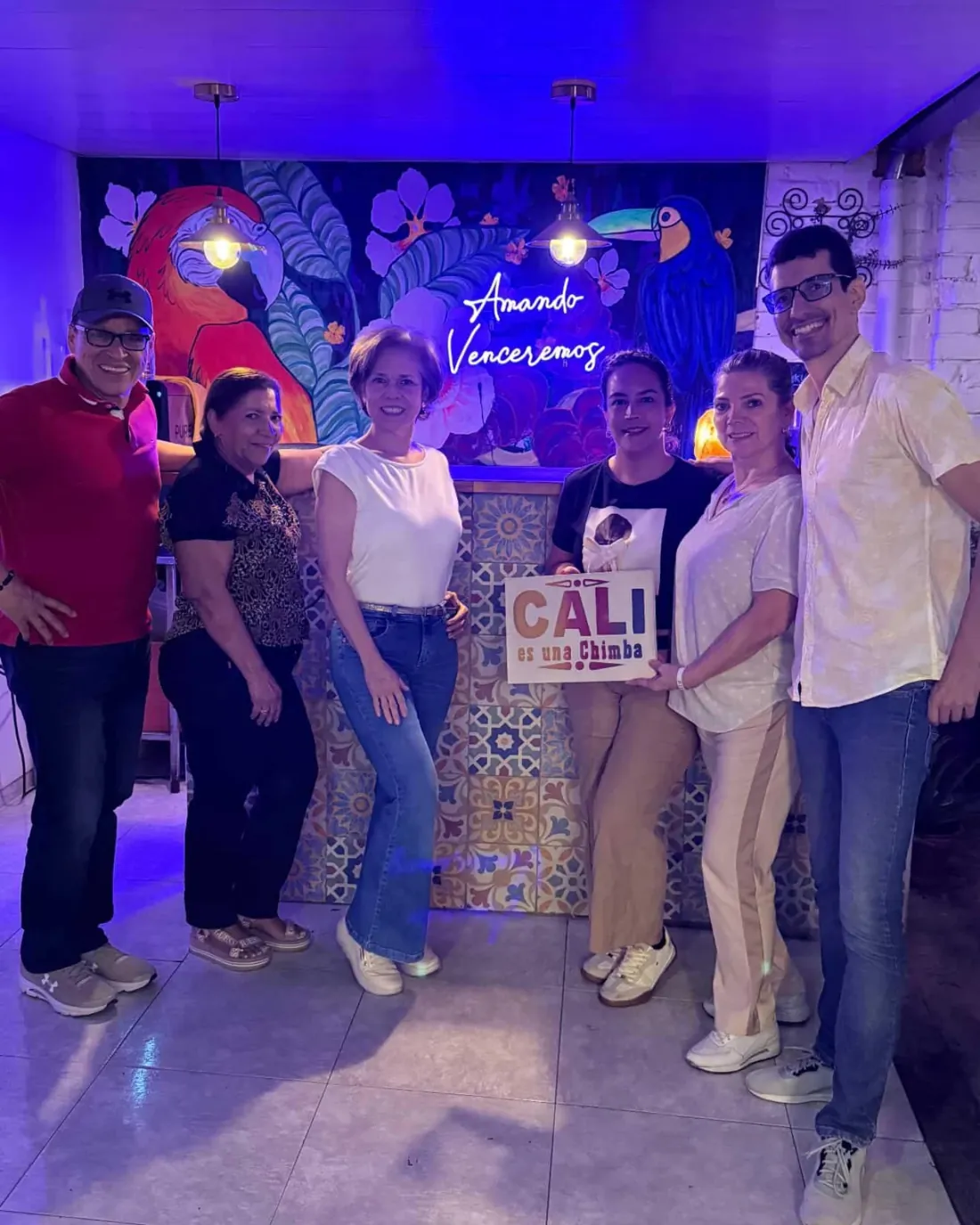 Grupo de participantes en un encuentro de perdón y crecimiento espiritual con Ernesto Hoyos