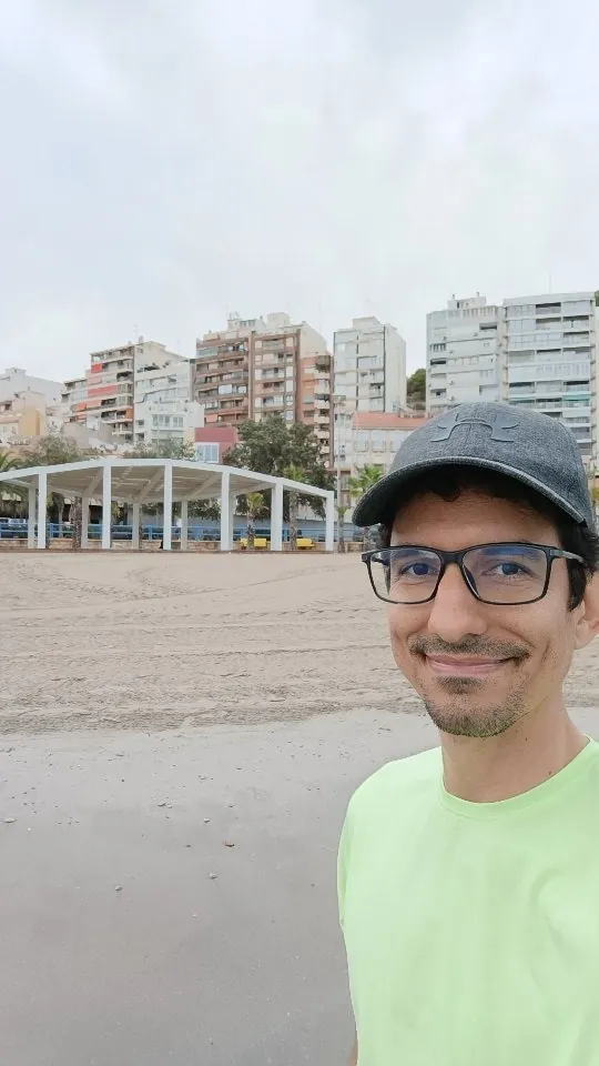 Ernesto Hoyos sonriendo en una playa de Alicante