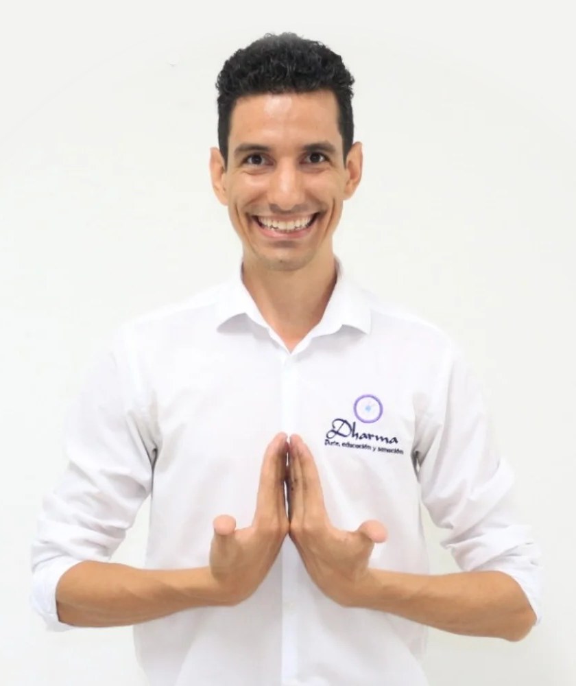 Ernesto Hoyos con las manos en gesto de saludo, facilitador de orientación espiritual