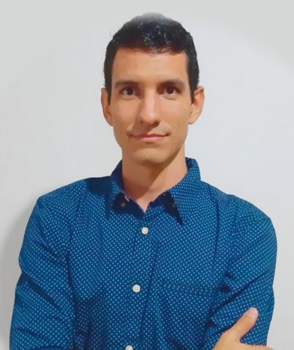 Retrato de Ernesto Hoyos, fundador de Dharma, con camisa azul