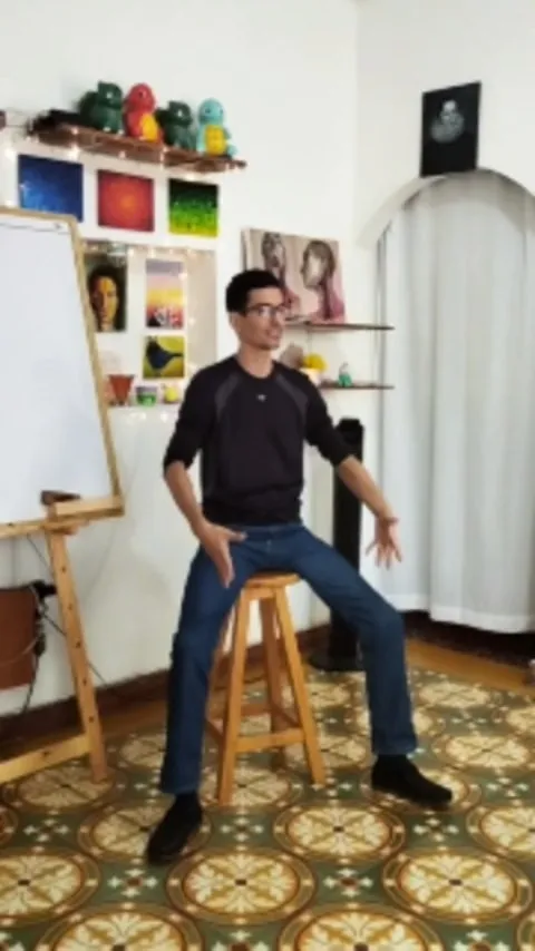 Ernesto Hoyos hablando ante un grupo durante un taller de oratoria