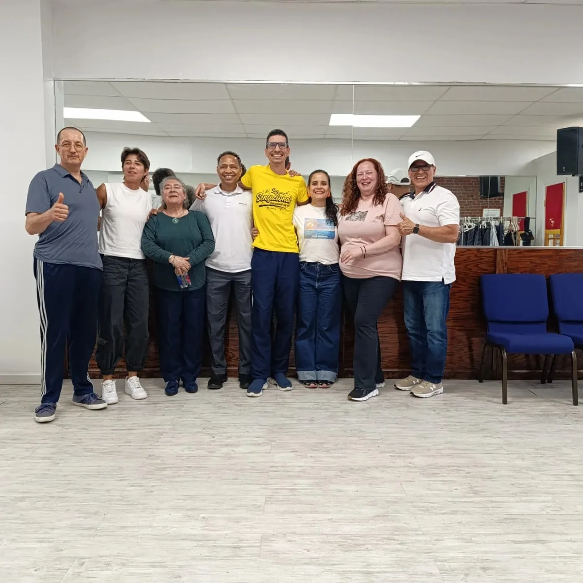 Grupo de participantes del taller Ser el bien-estar junto a Ernesto Hoyos